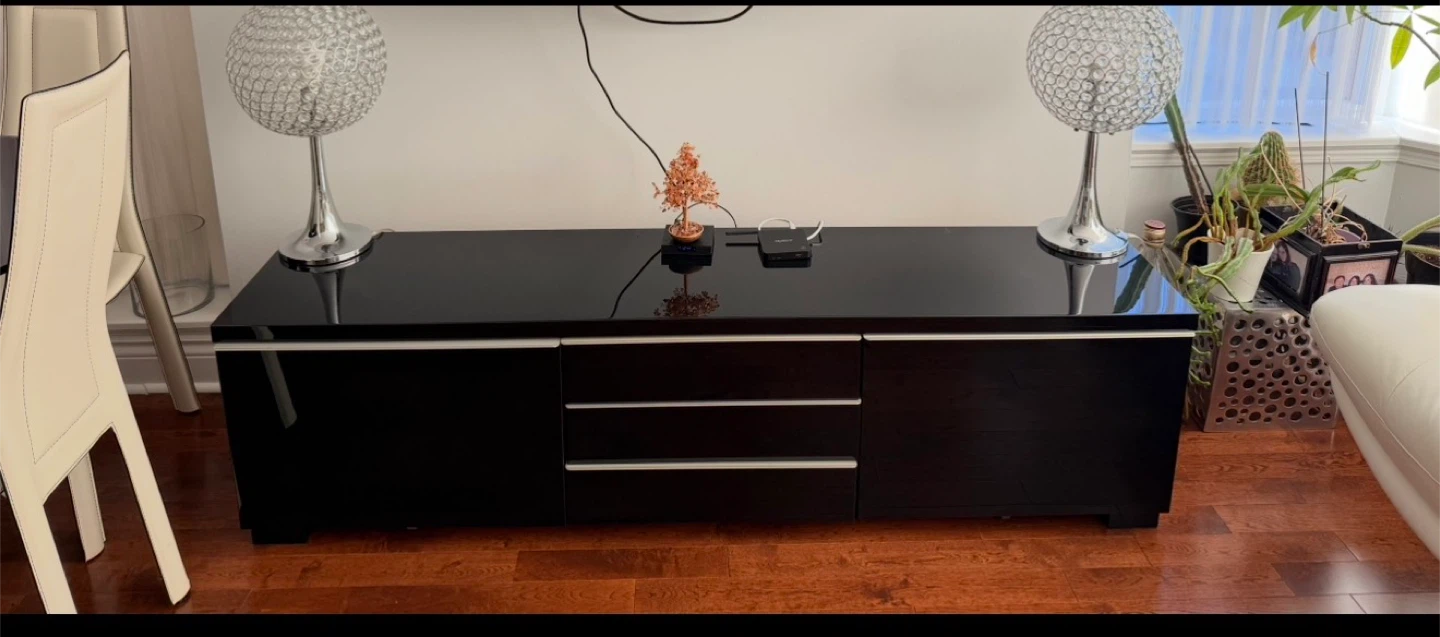 Black High-Gloss Media Console