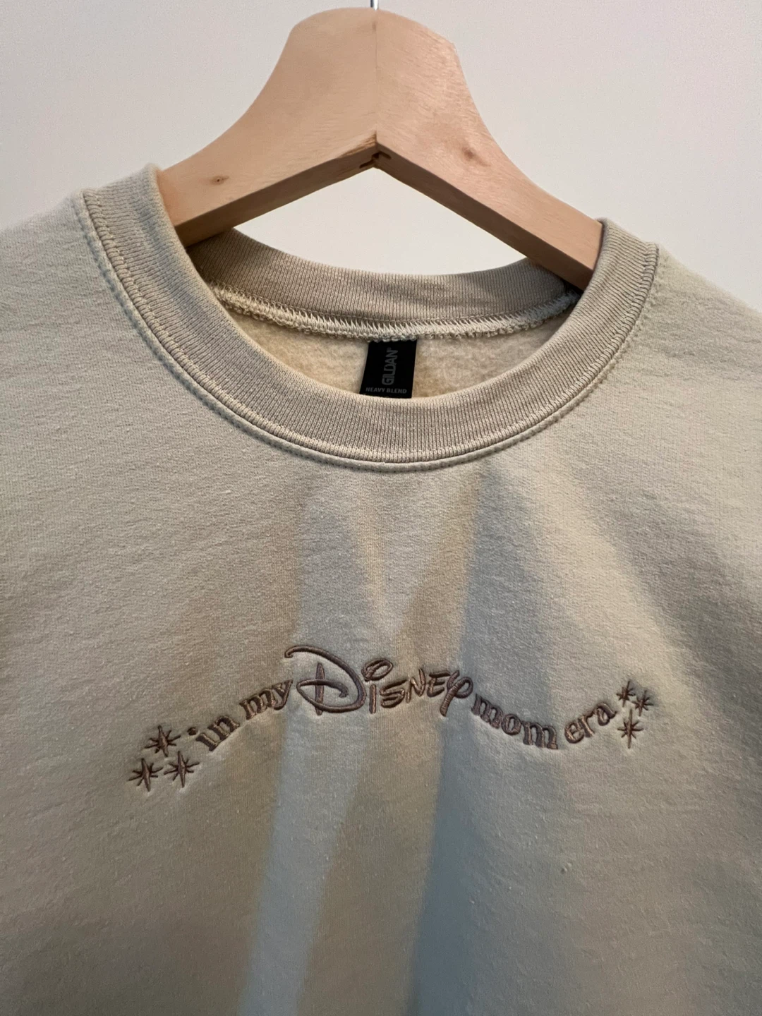 Gildan Crewneck Sweatshirt "In My Disney Mom Era" - photo 2