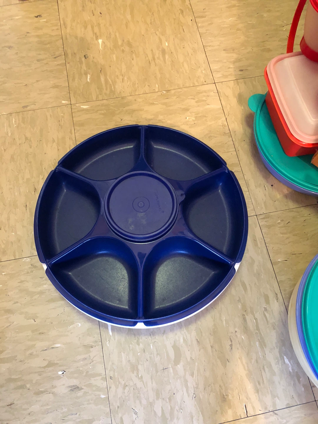 🥕Tupperware Divided Serving Platter with Lid and Small Bowls