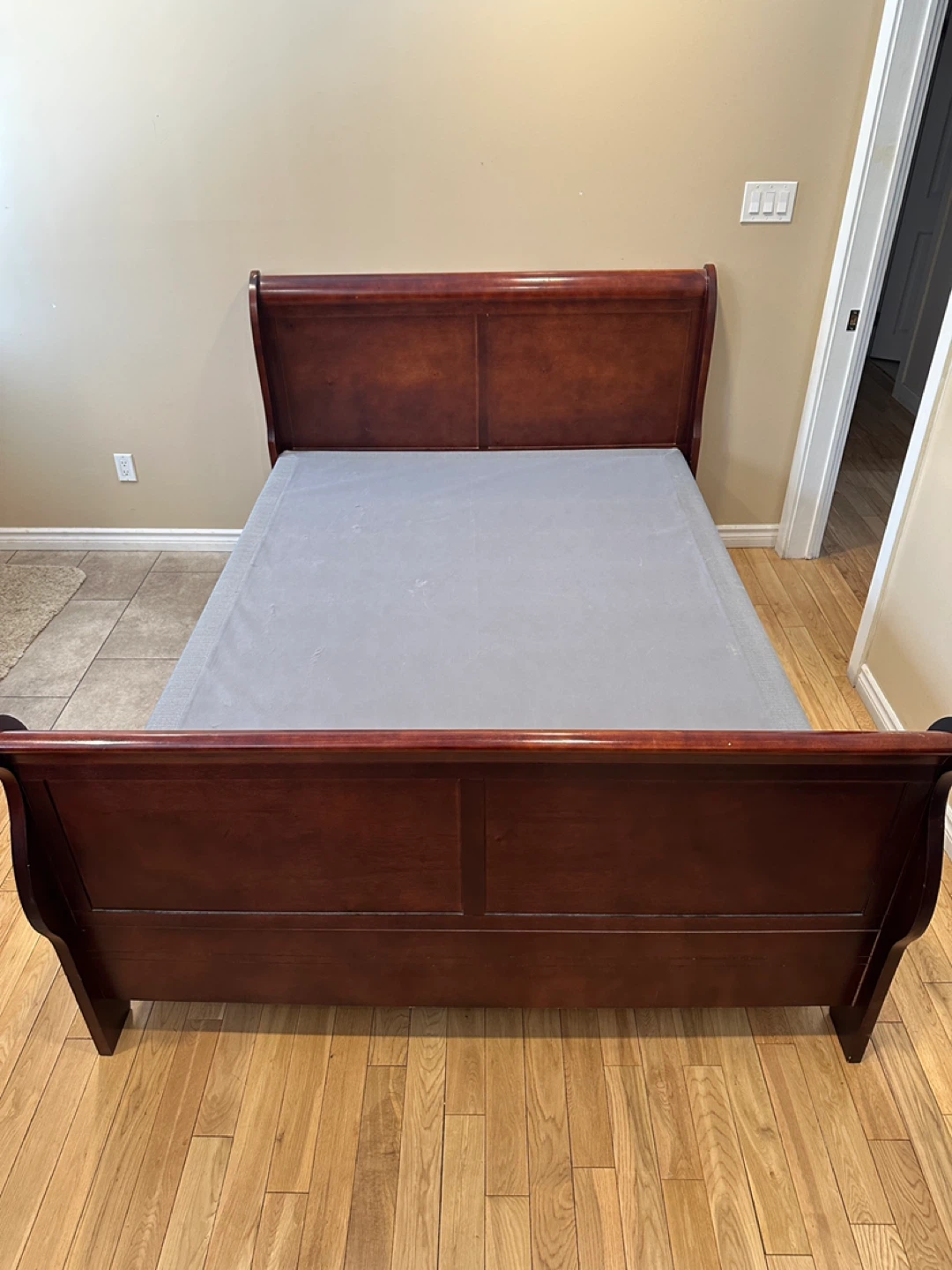 Beautiful Solid Wood Queen Size Sleigh Bed (CAN DELIVER)