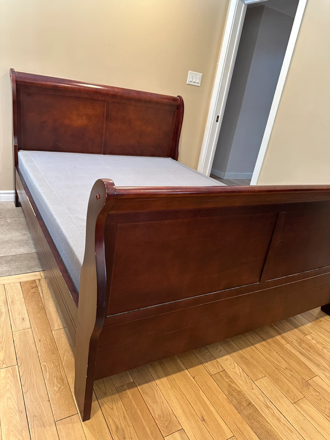 Beautiful Solid Wood Queen Size Sleigh Bed (CAN DELIVER) - photo 3