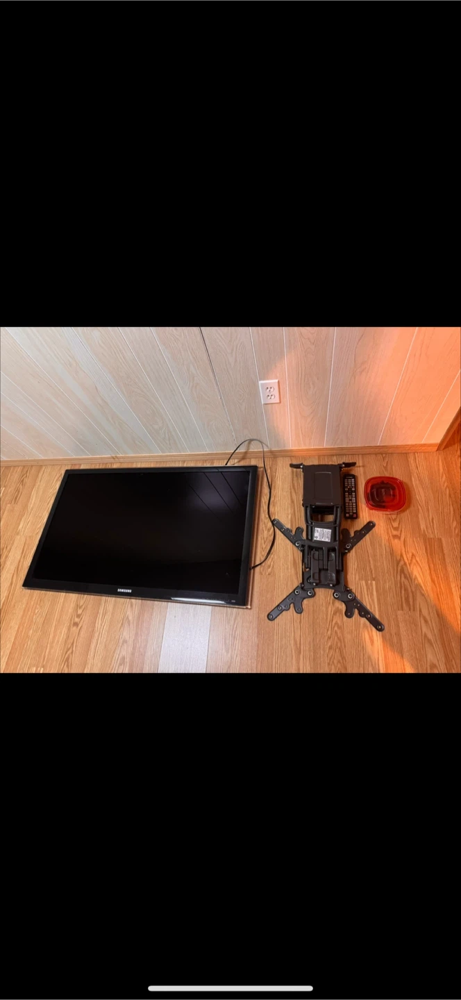 Samsung TV and Wall Mount Bundle