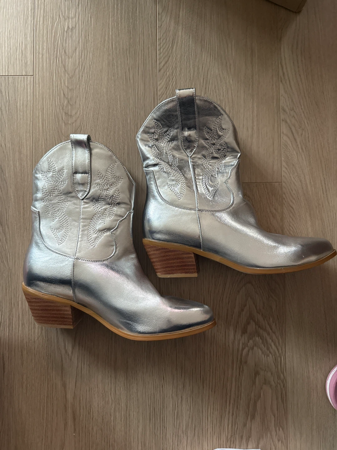 Silver Metallic Western Boots (Size 7 1/2)