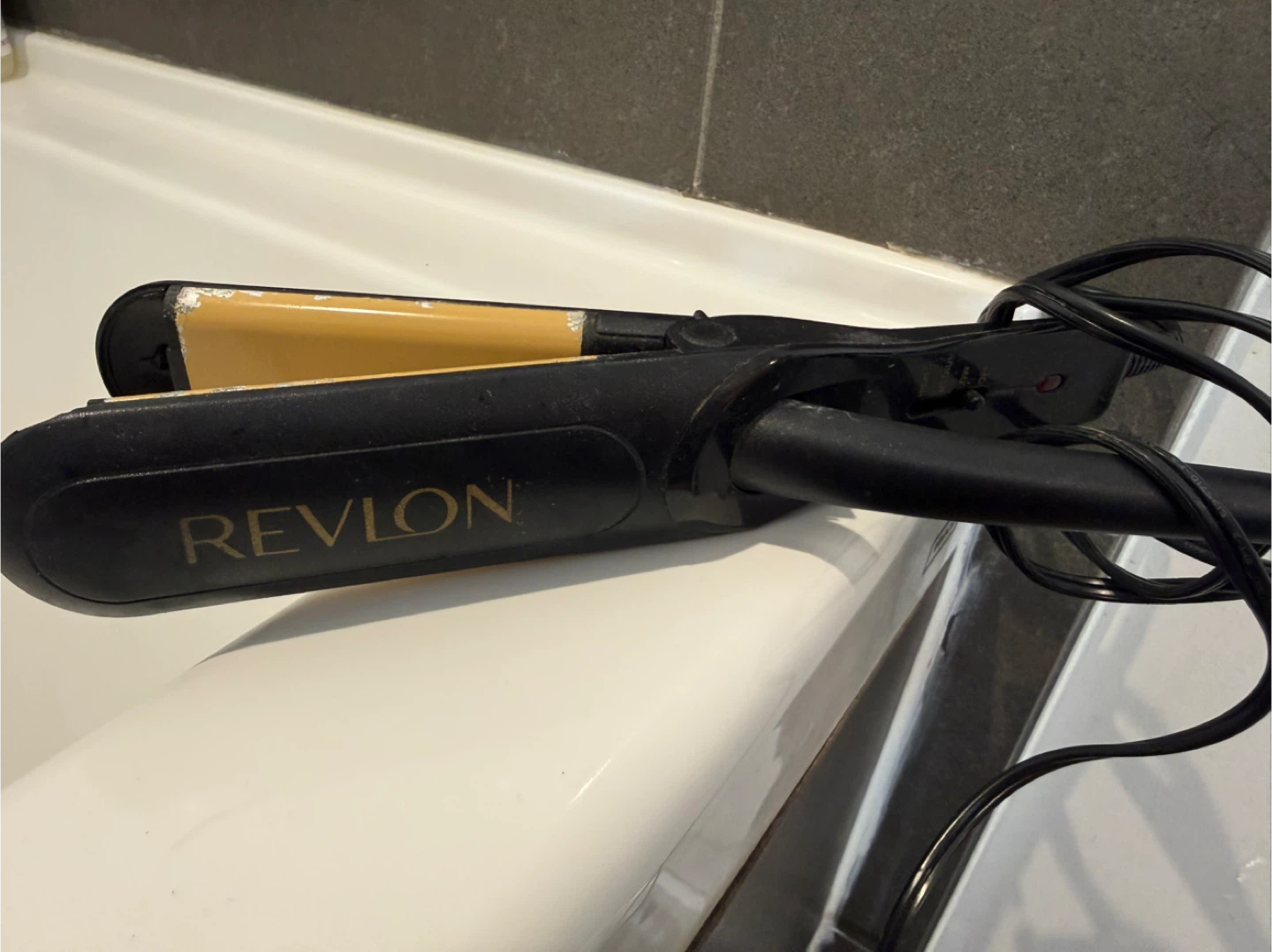 Revlon Hair Straightener ceramic paid 110