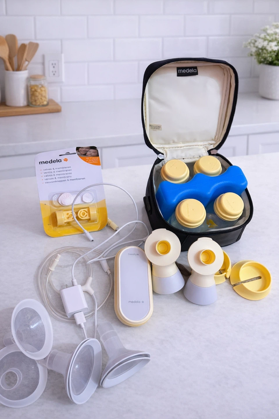 Medela Freestyle breast Pump with Accessories and Bag