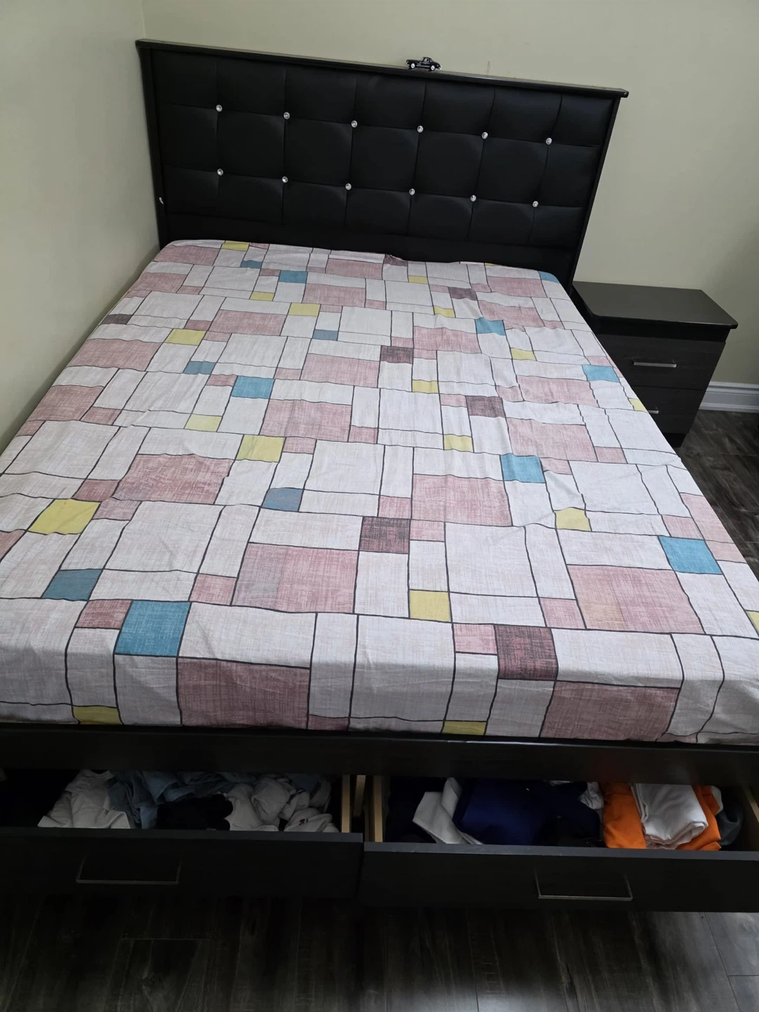 Queen size box bed with night table and dresser - photo 2