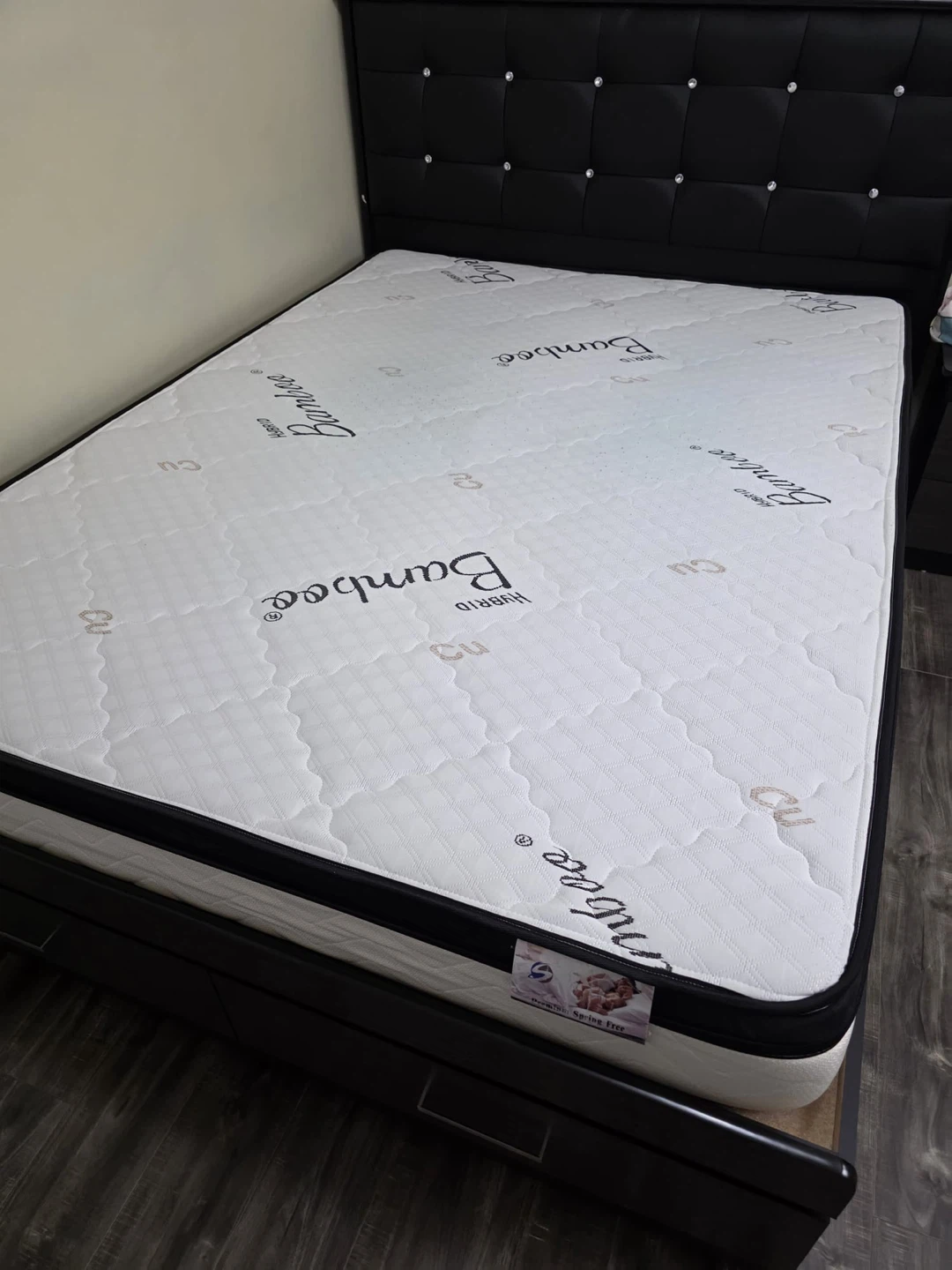Queen size box bed with night table and dresser - photo 4