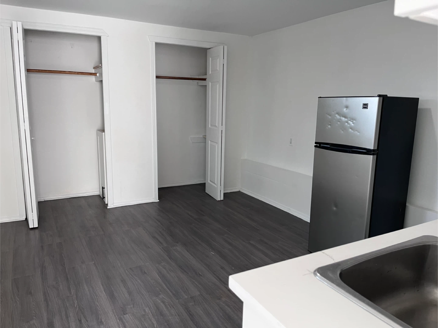1 studio 1 bathroom at ground level for rent. SE Vancouver. - photo 2