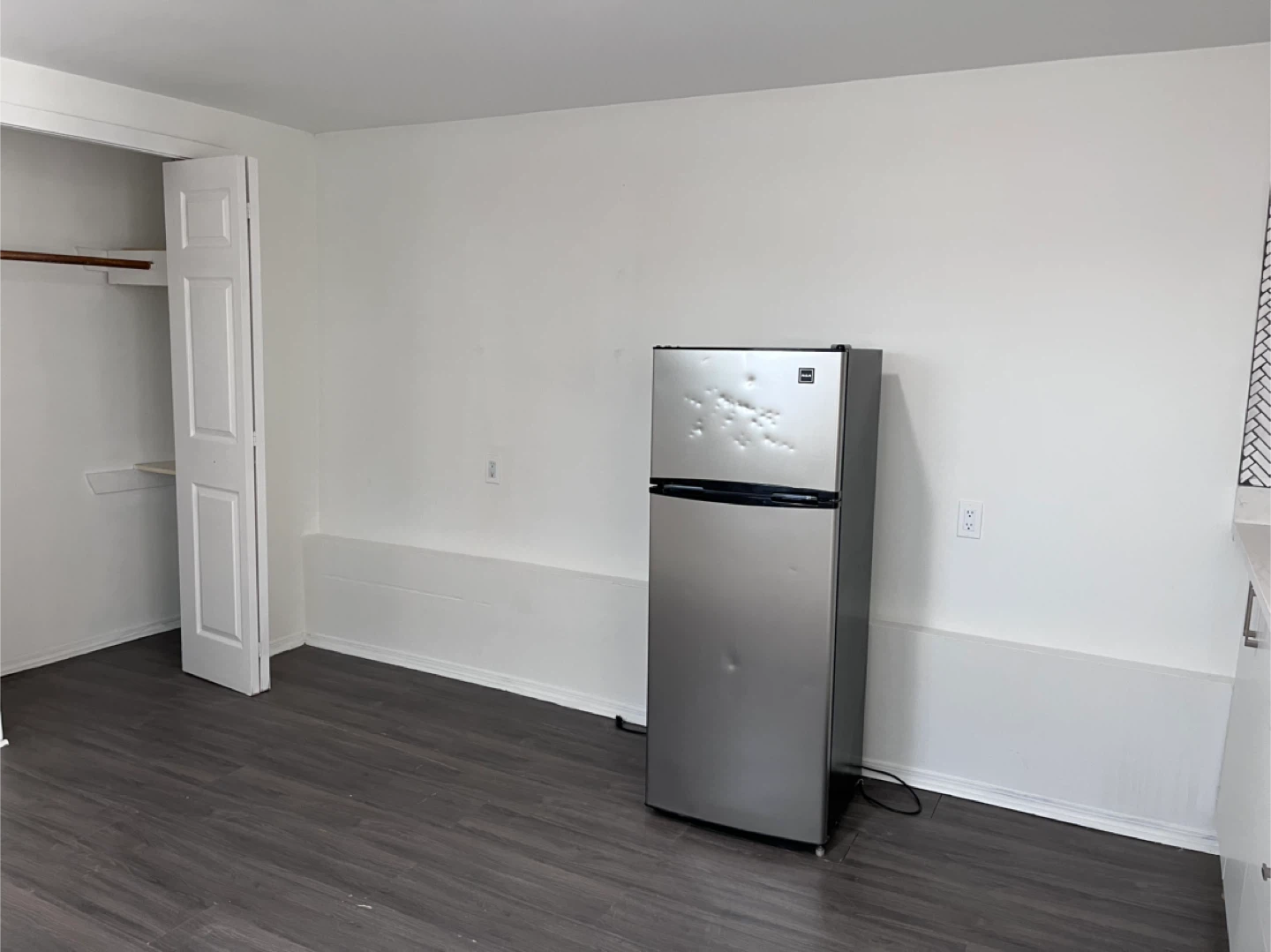 1 studio 1 bathroom at ground level for rent. SE Vancouver. - photo 3