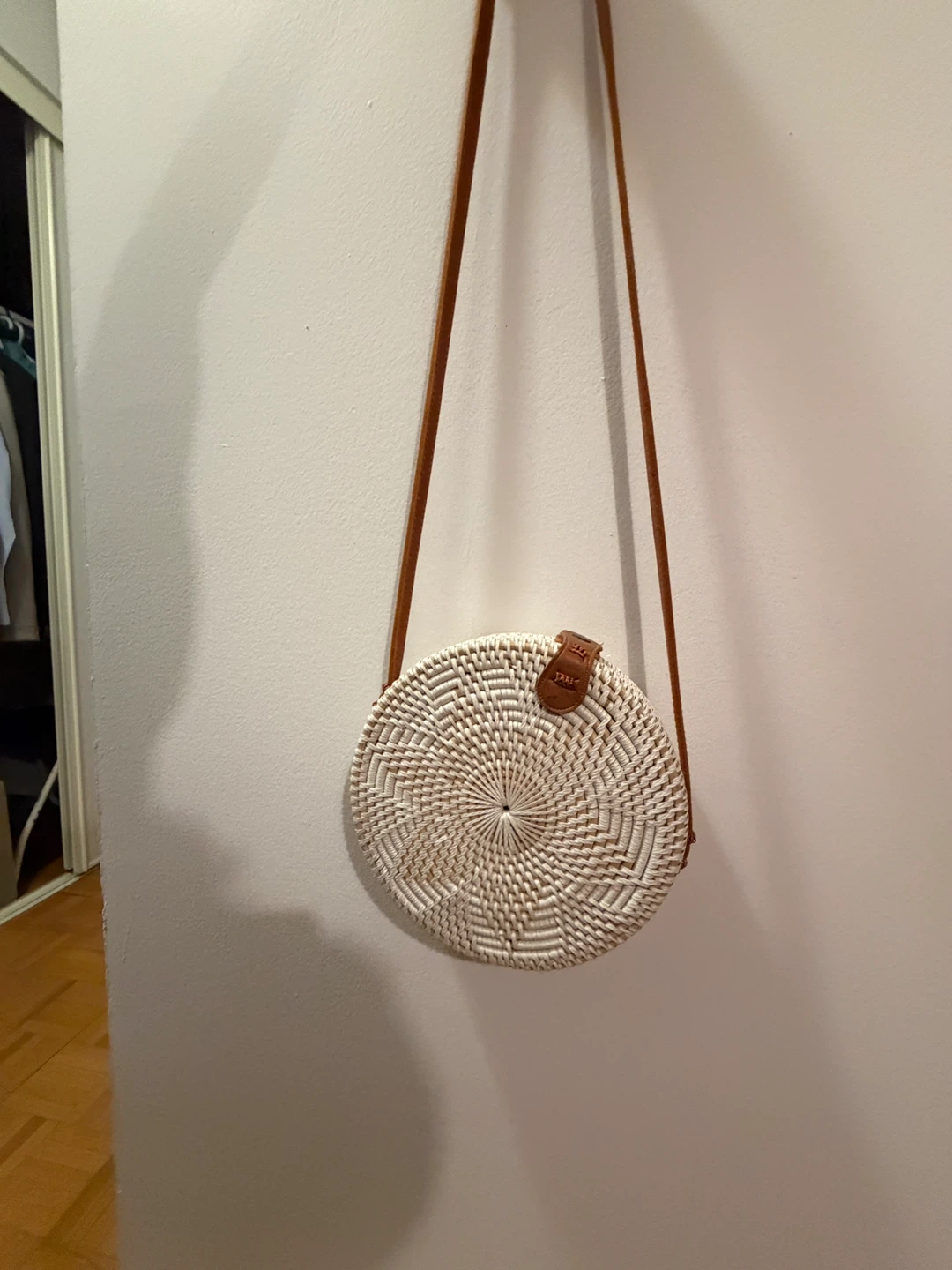 White Round Hand Woven Bag - photo 2