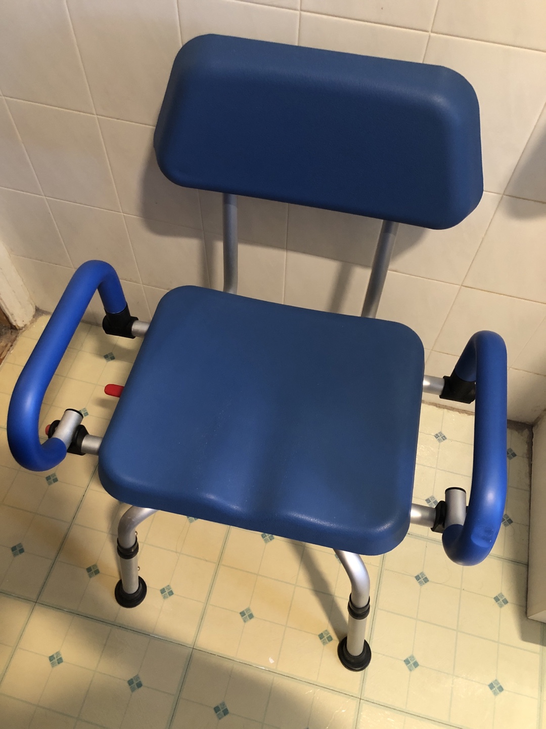🥕 iLIVING Swivel Shower Chair with Padded Seat and Back