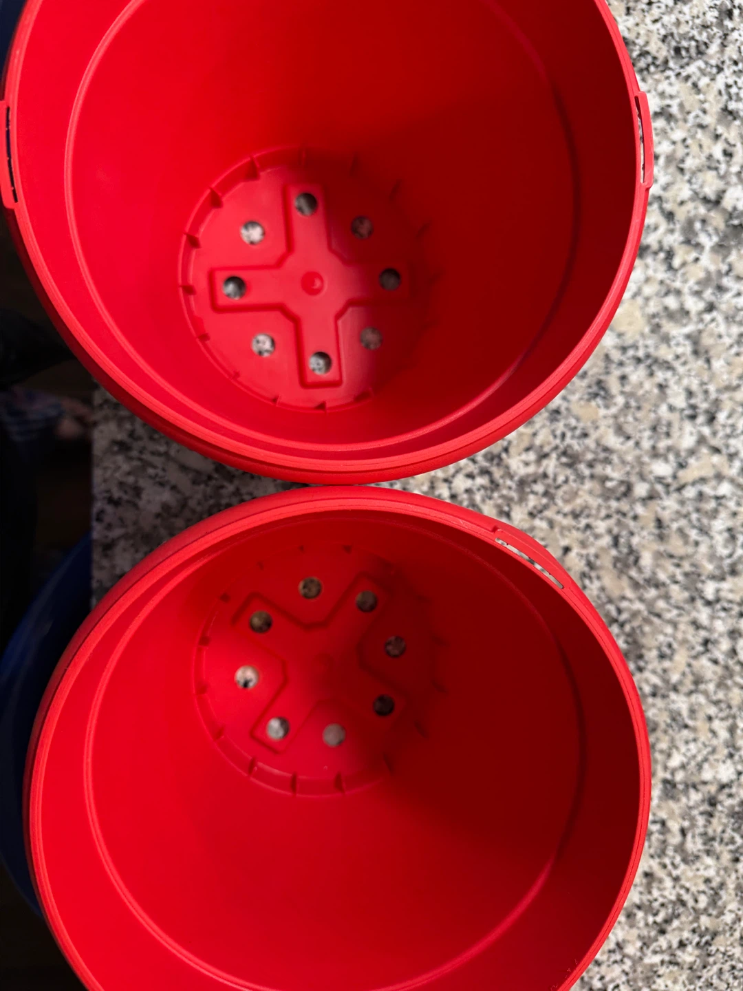 Set of 4 Plastic Pots (3 Red, 1 Pink) - photo 2