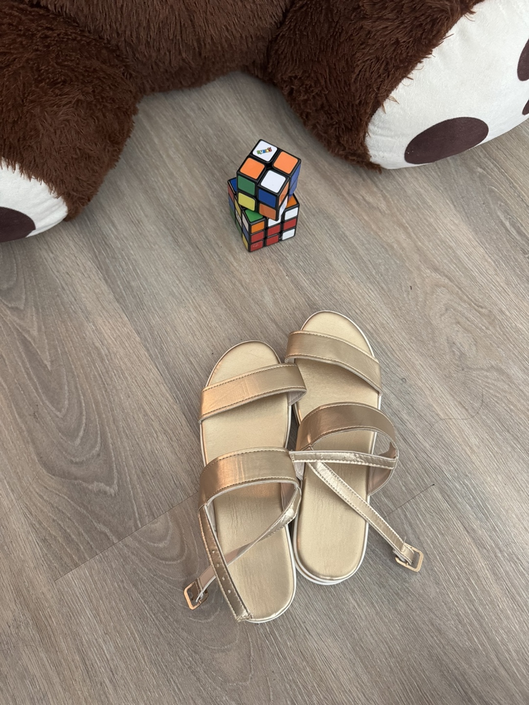 Cute sandals for summer (gold colour)