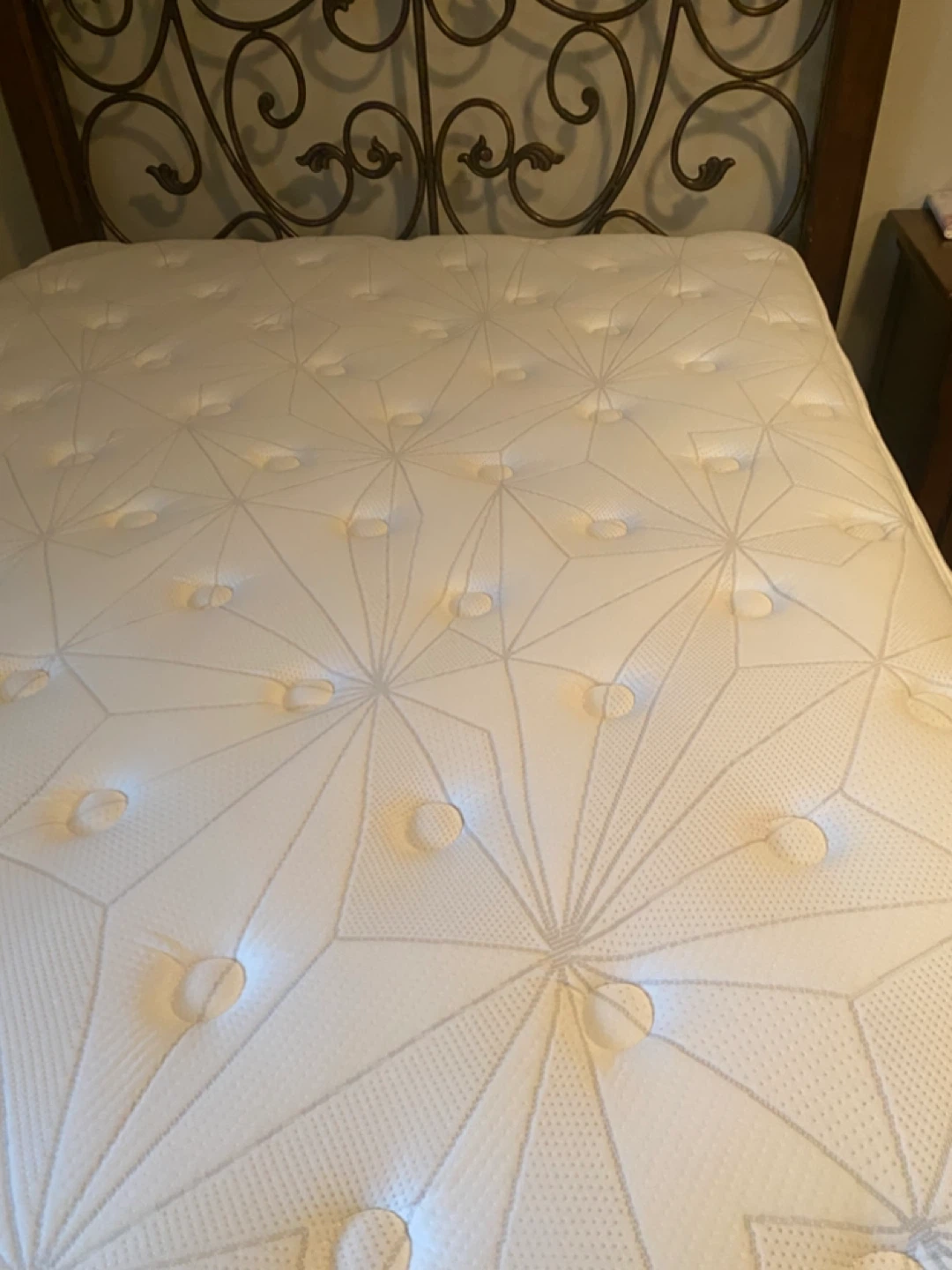 New Queen mattress. Only 6 months old - photo 2