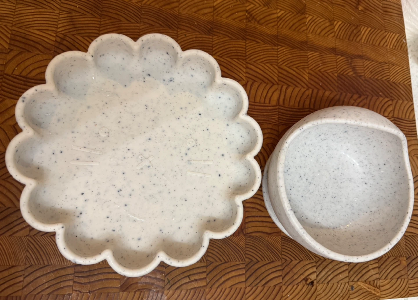 White Speckled Flower-Shaped Bowl Set