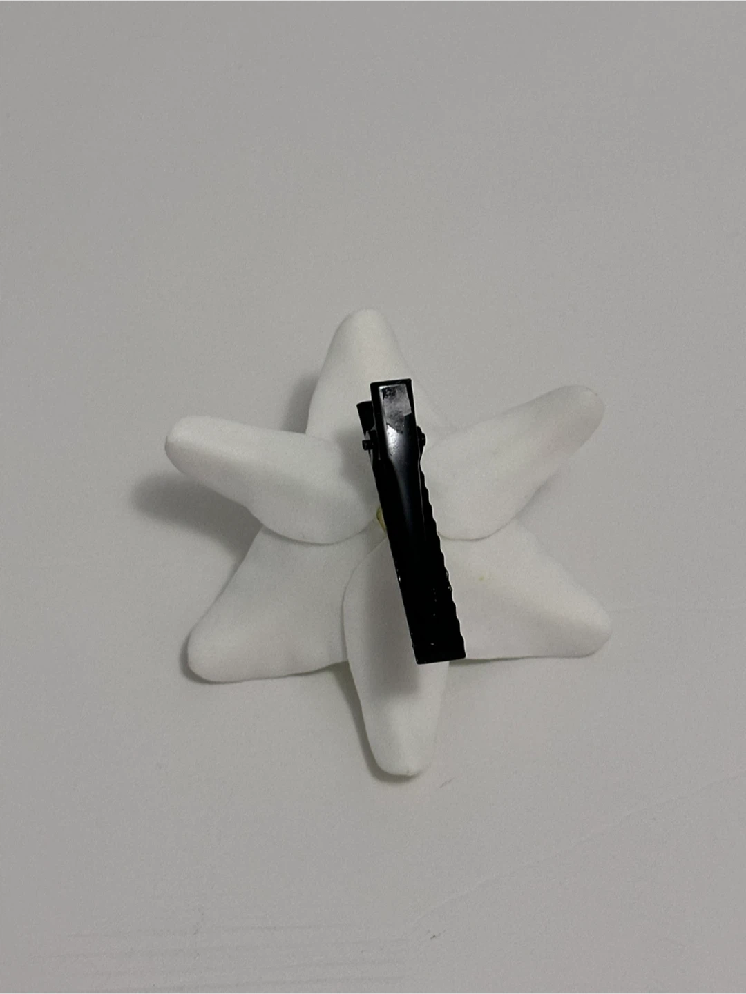 White Lily Hair Clip 🥕 - photo 3