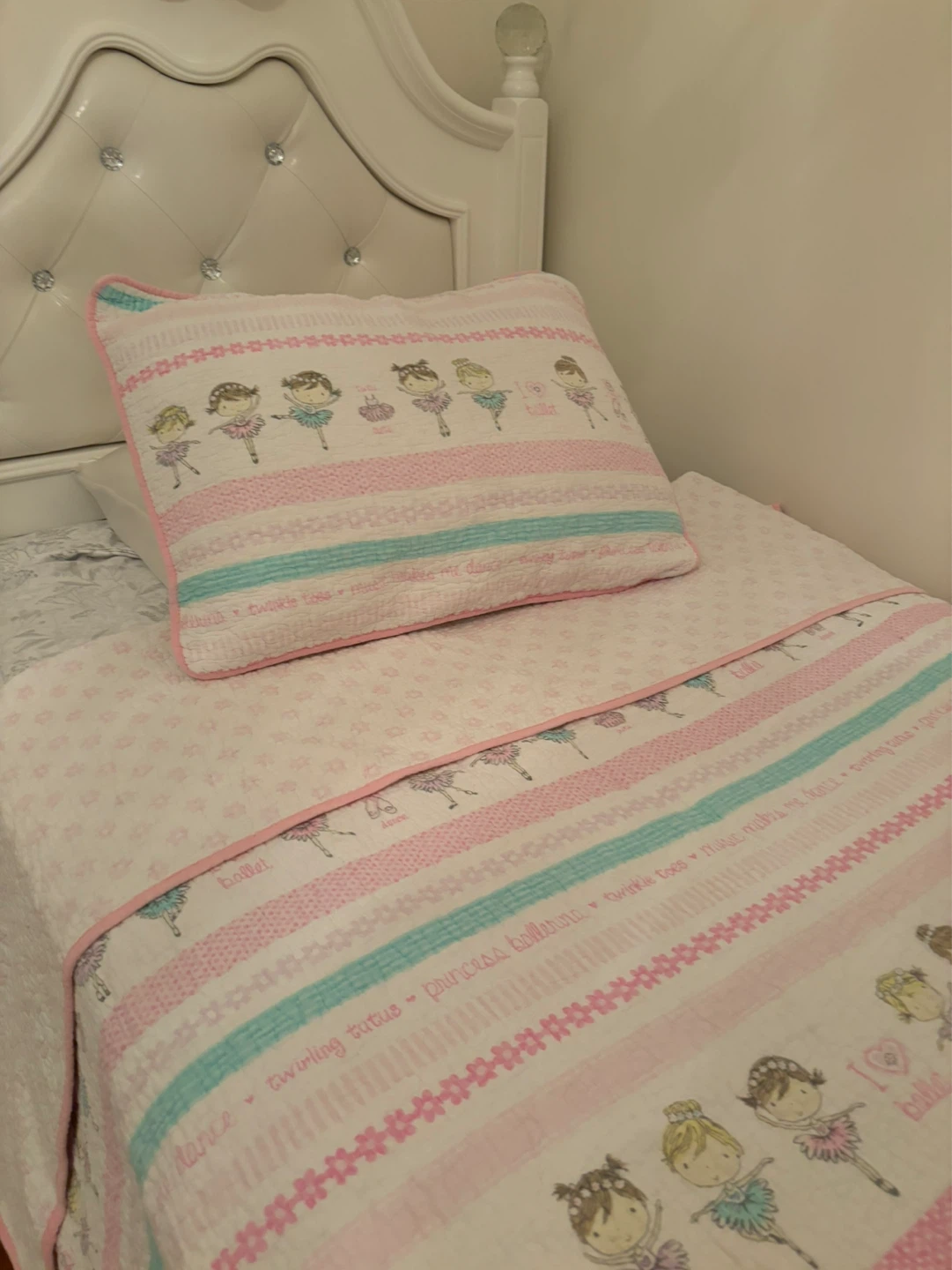 Twin Reversible Ballerina Quilt with Pillow sham. - photo 2