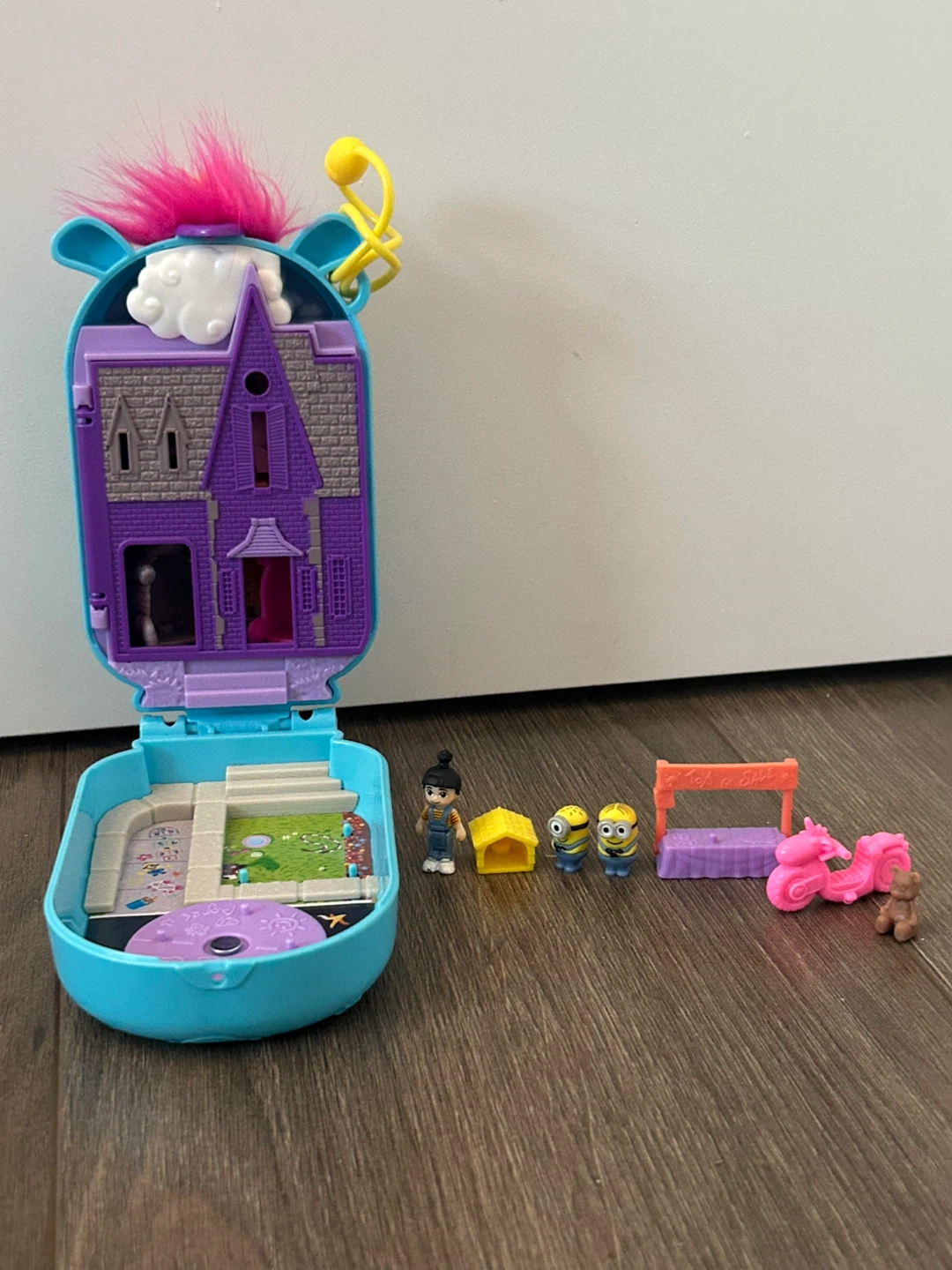 Polly Pocket Minions Themed Compact Playset - photo 3