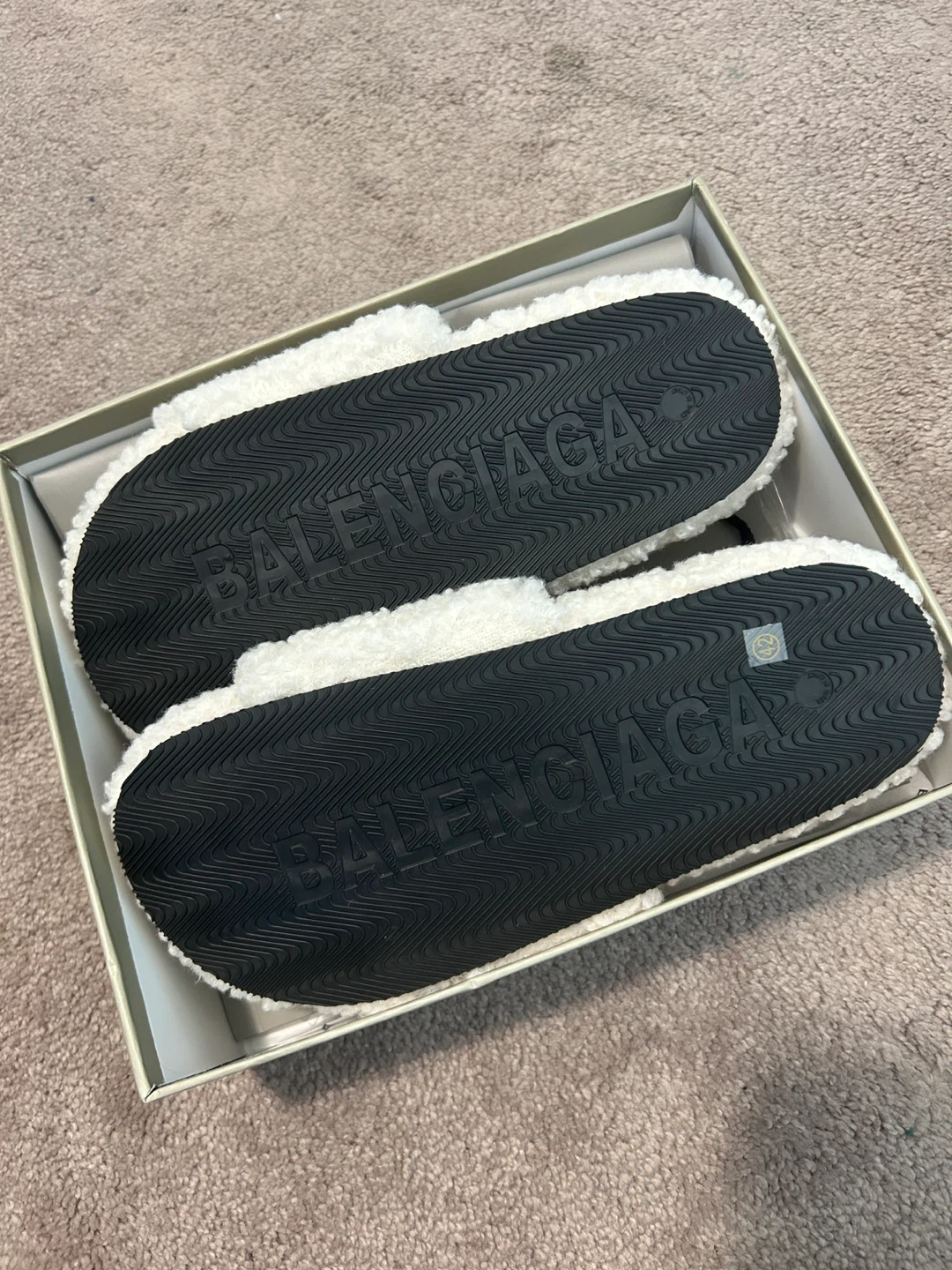 Balenciaga White fur slides - photo 3