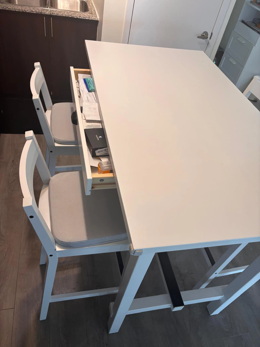 White Dining Table with 4 Stools - photo 2