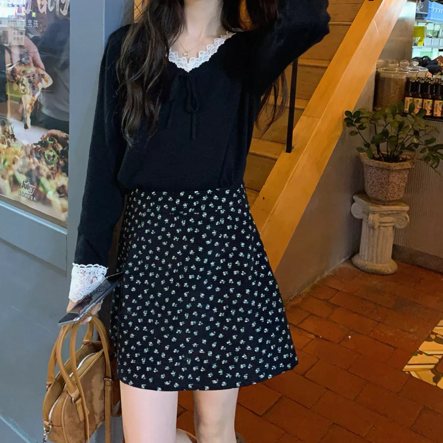 Black floral print mini skirt - photo 4