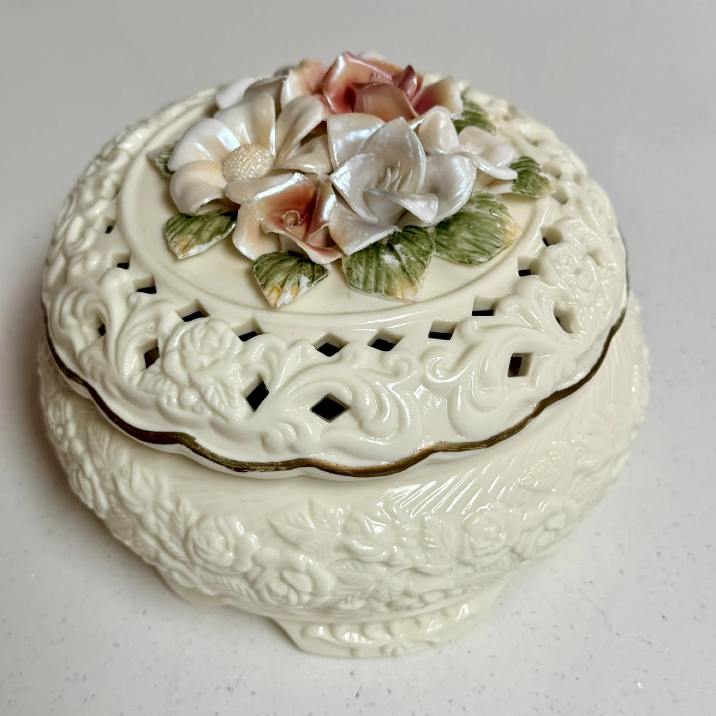 Vintage Porcelain Large Trinket Box with Lattice & Roses - photo 2