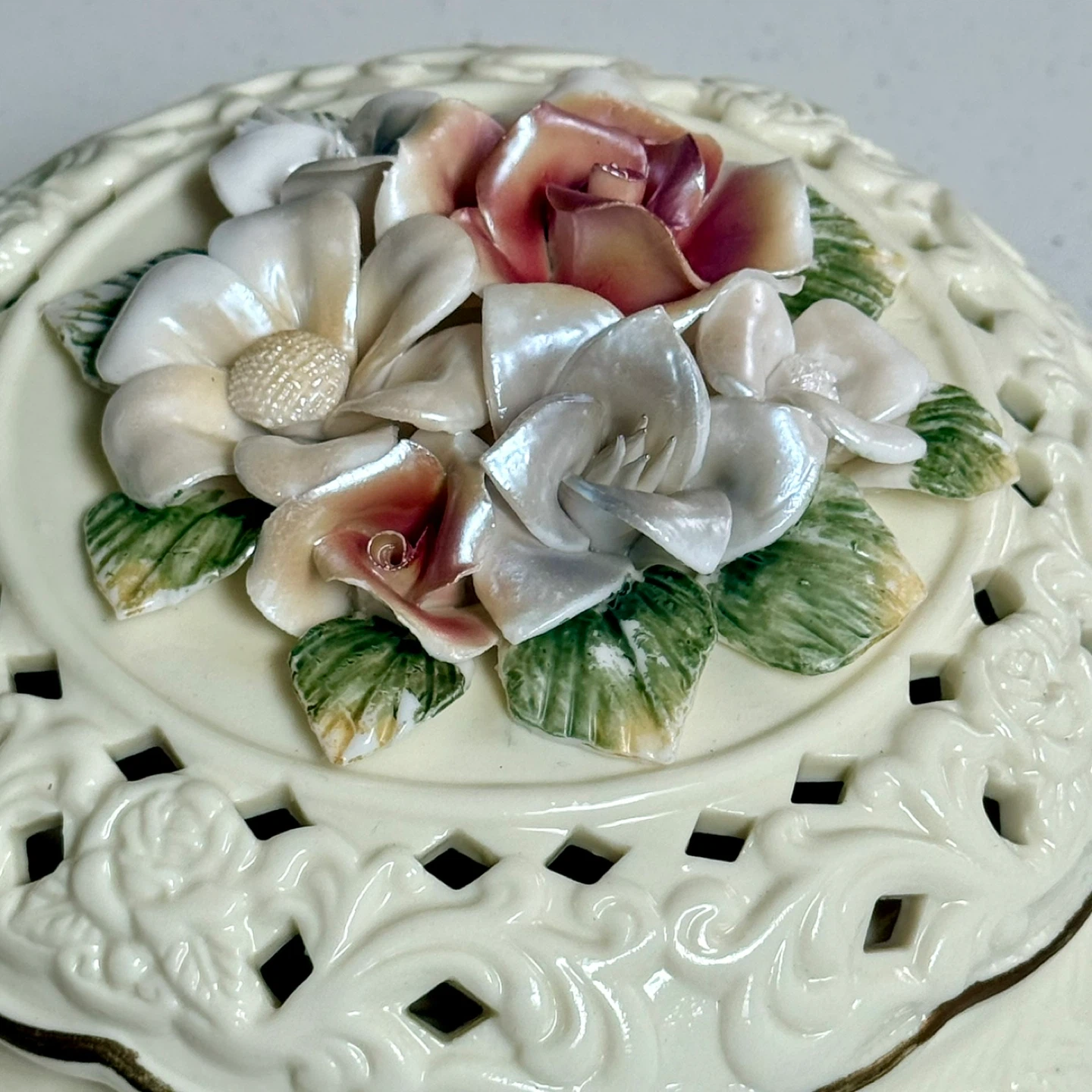 Vintage Porcelain Large Trinket Box with Lattice & Roses - photo 4