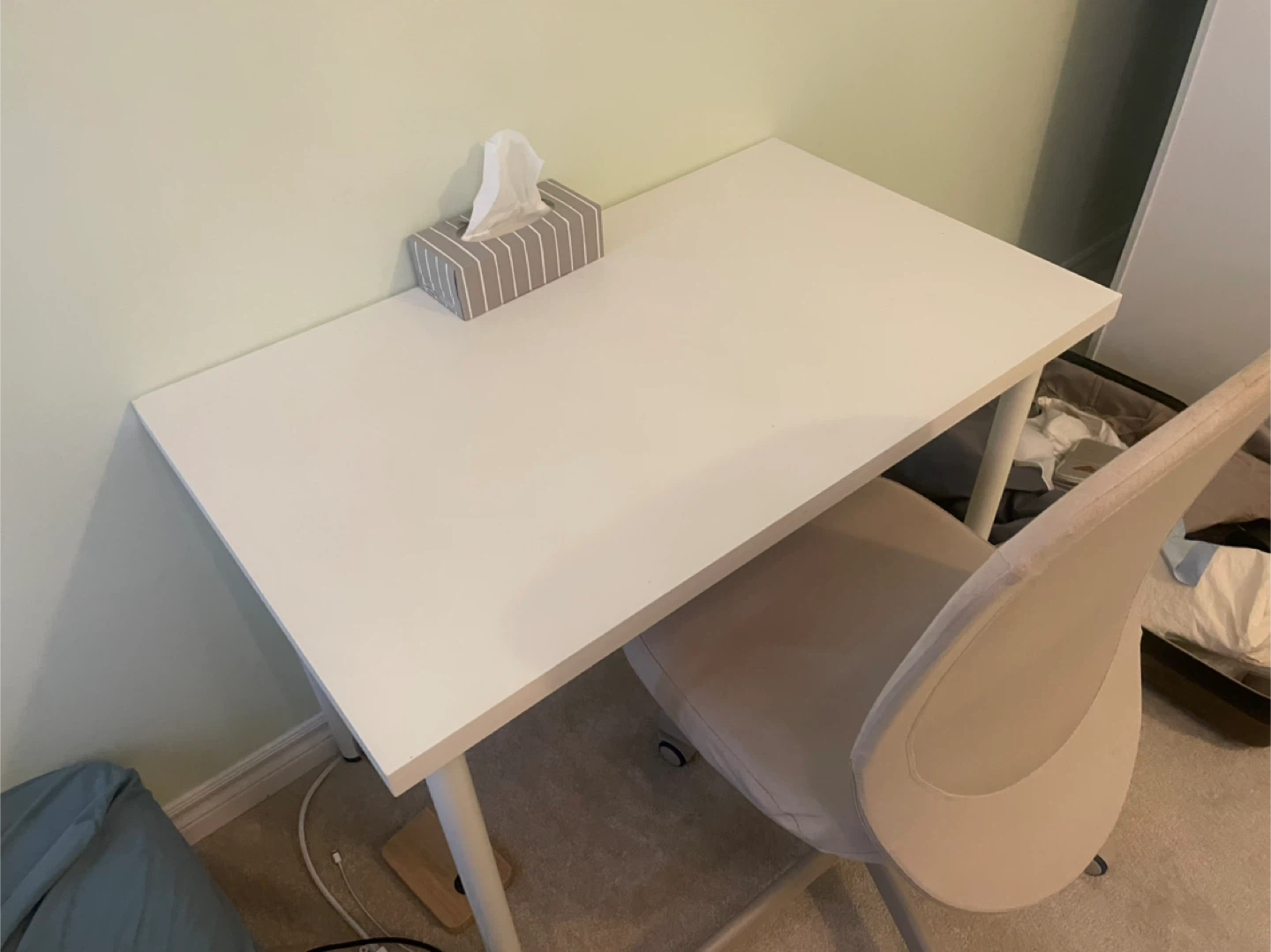 White desk with beige office chair - photo 2
