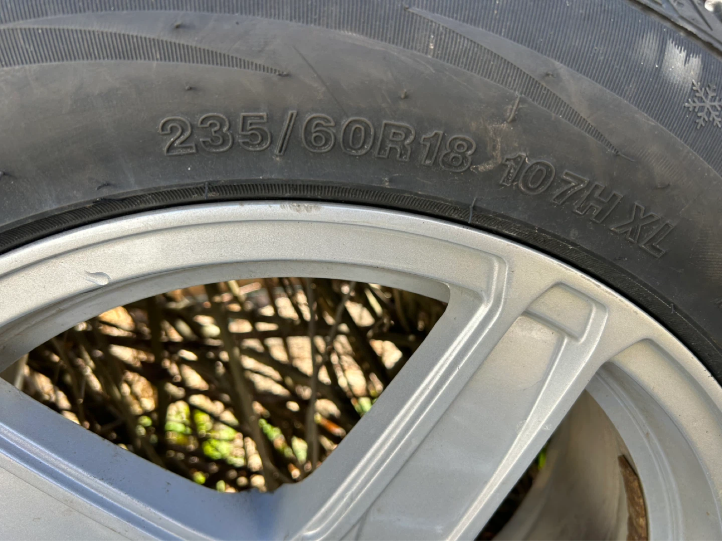 Set of 4 Winter Tires and Rims - 235/60R18 - photo 4