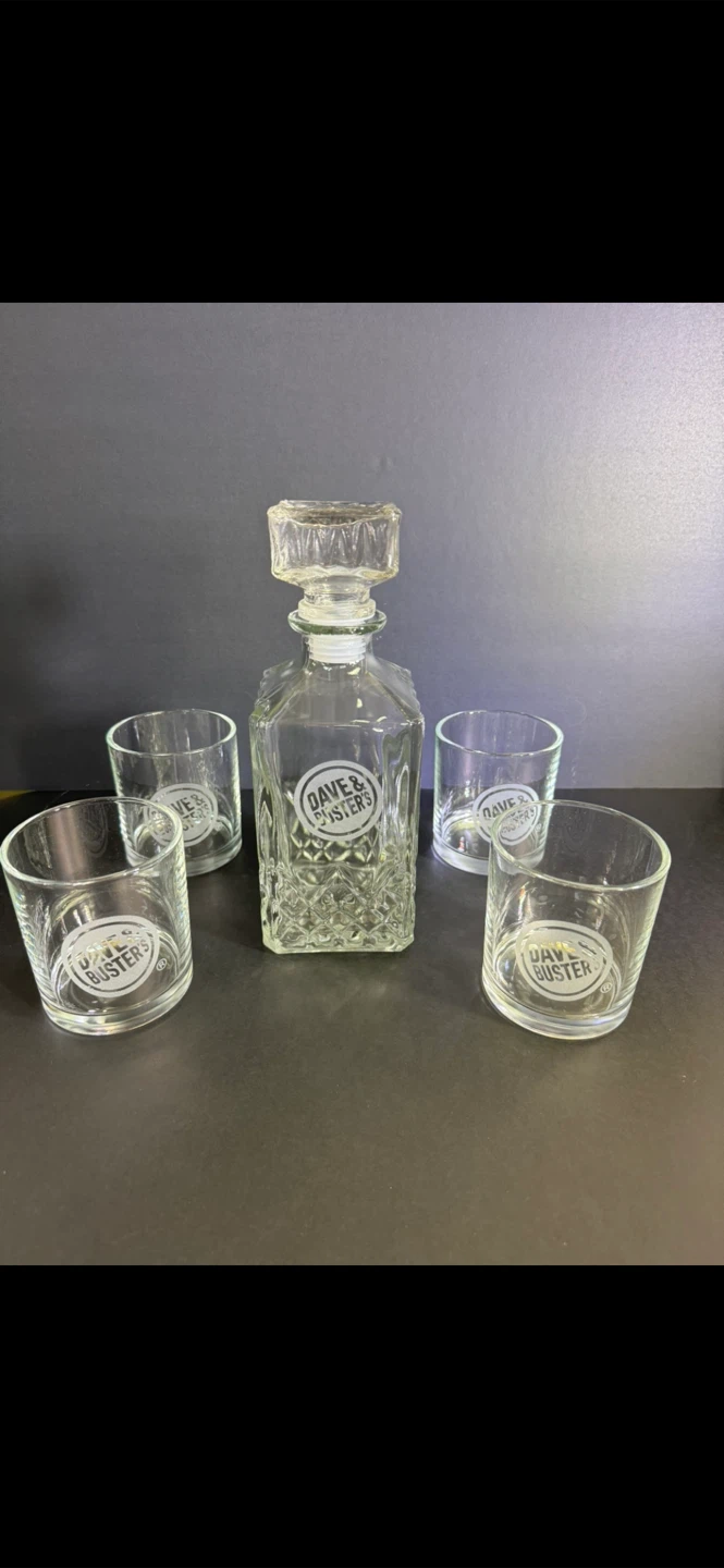 Dave & Buster's Decanter and 4 Glasses Set - photo 3