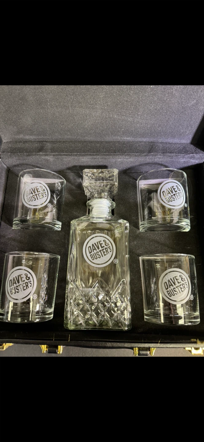 Dave & Buster's Decanter and 4 Glasses Set - photo 2