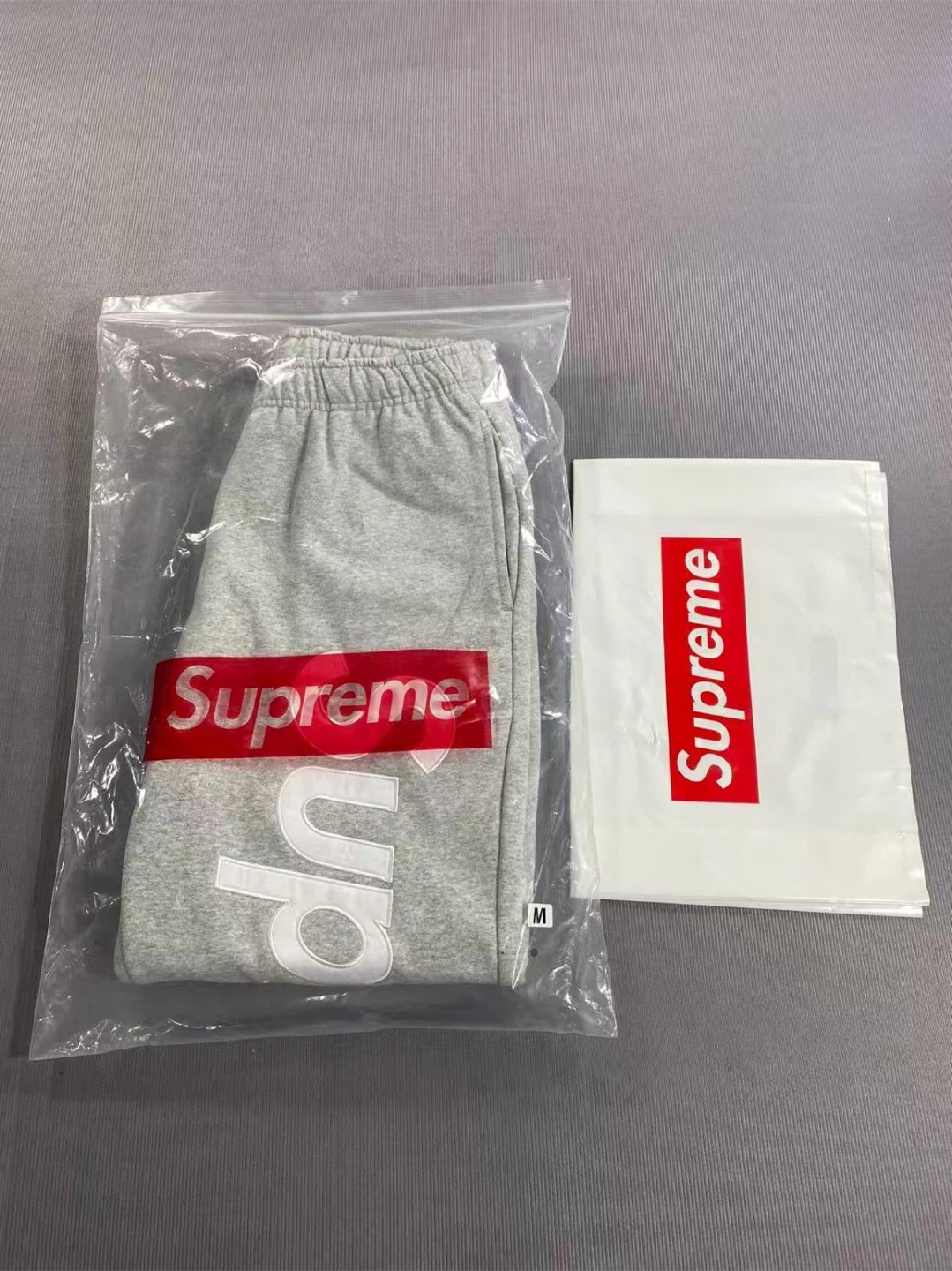 Supreme Logo Sweatpants - Grey