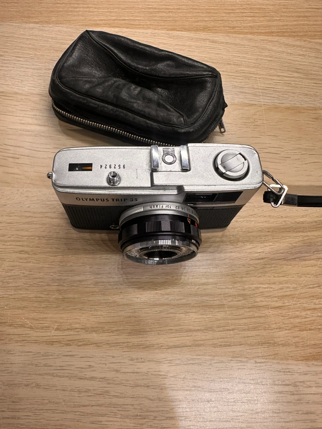 Olympus Trip 35 Camera with Leather Pouch - photo 2