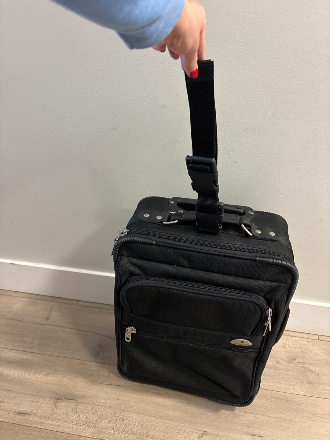 Samsonite Black Carry-On  Luggage on Wheels 19x14x7 inches - photo 2