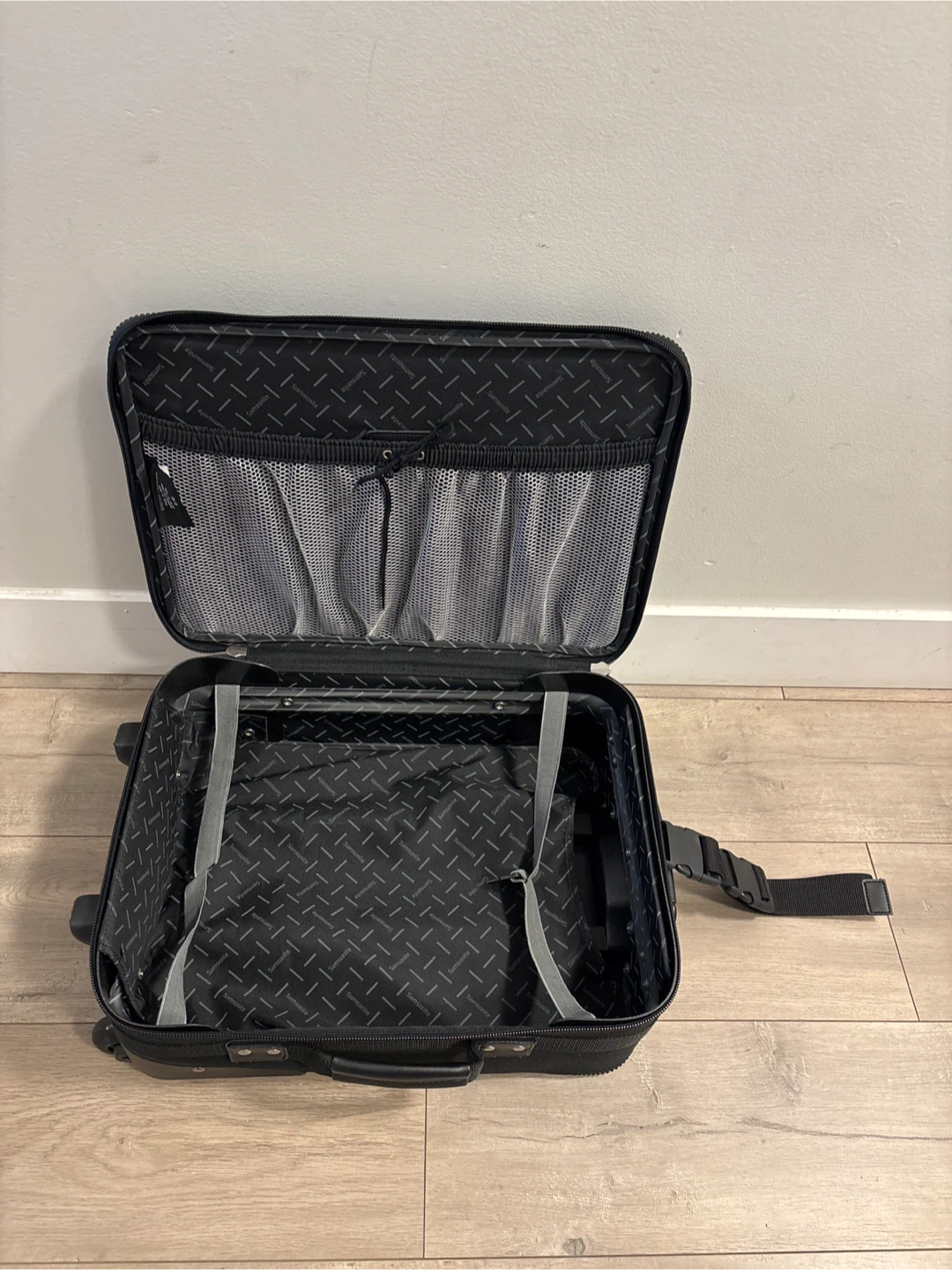 Samsonite Black Carry-On  Luggage on Wheels 19x14x7 inches - photo 5