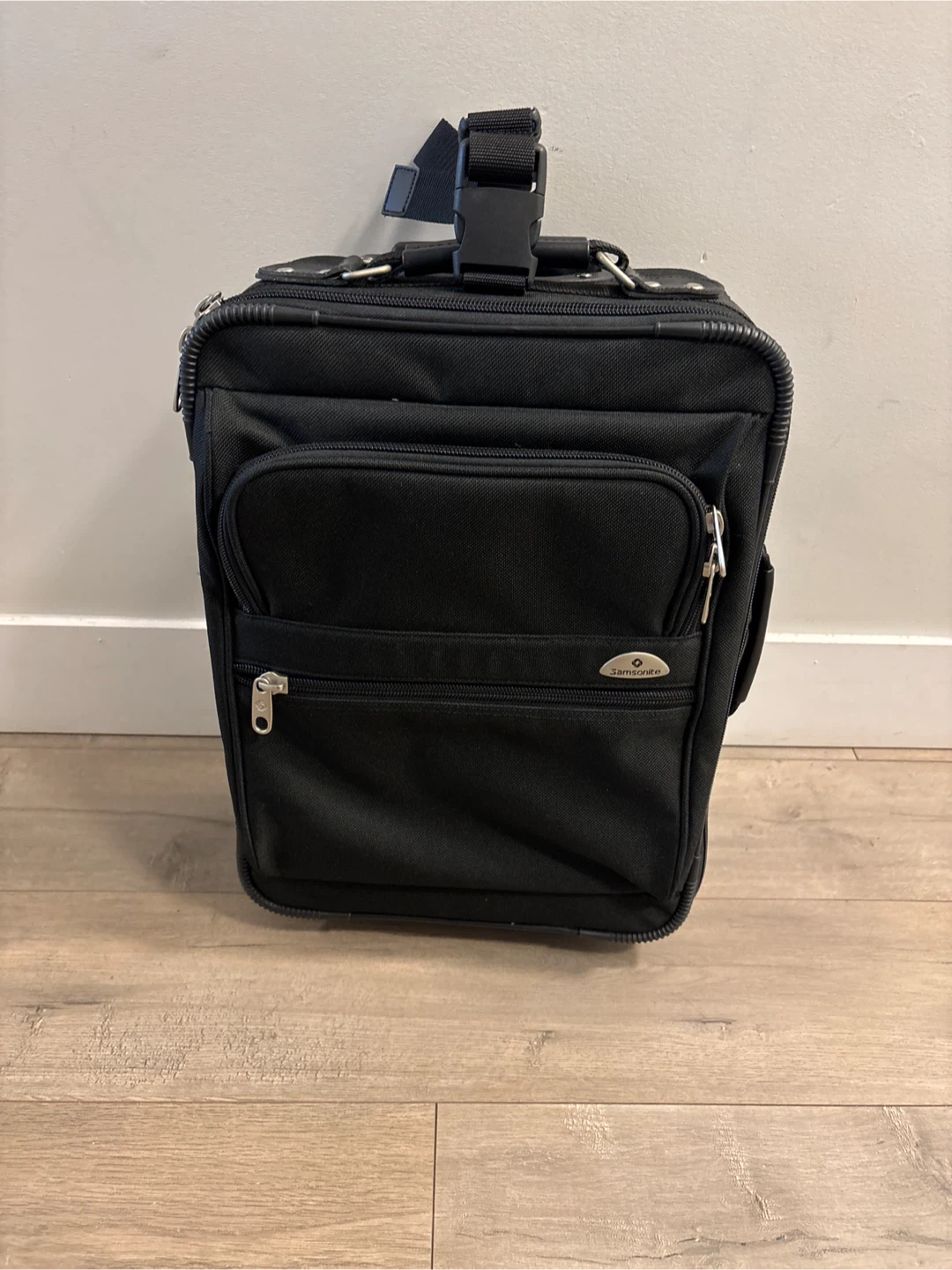 Samsonite Black Carry-On  Luggage on Wheels 19x14x7 inches