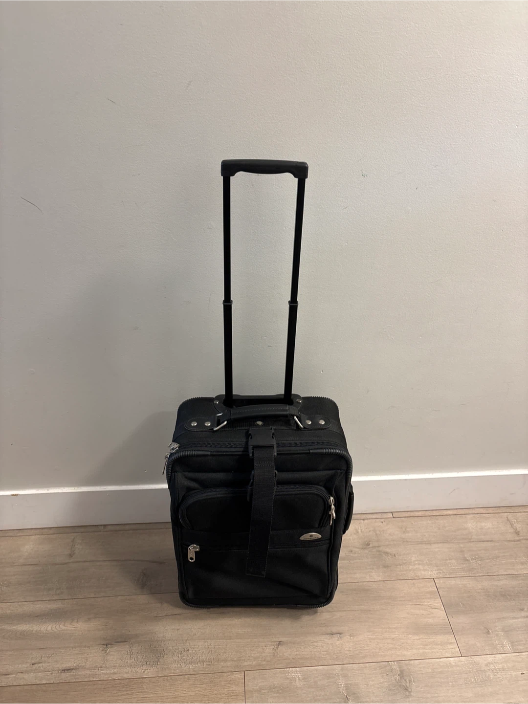 Samsonite Black Carry-On  Luggage on Wheels 19x14x7 inches - photo 3
