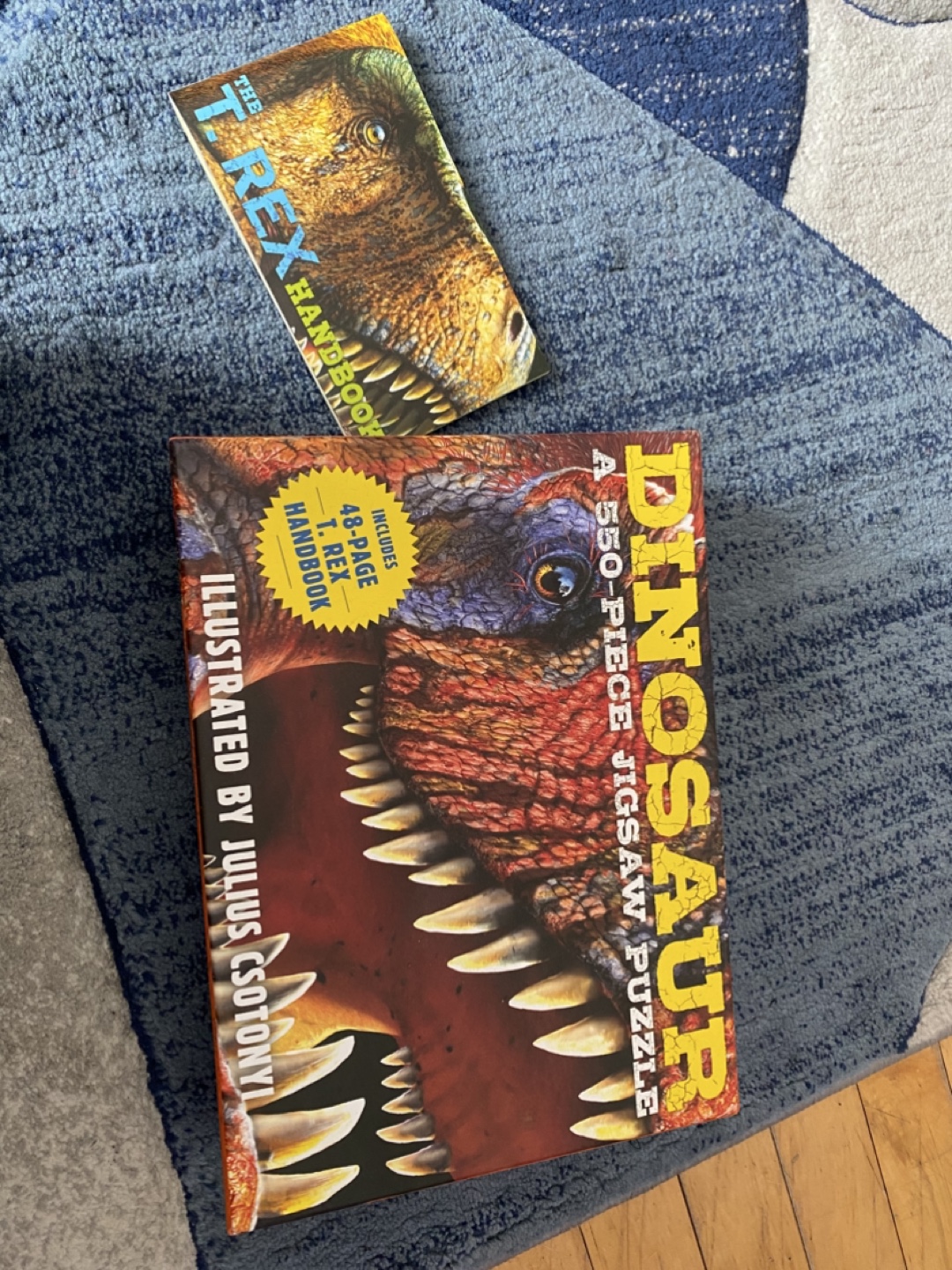 Dinosaur 550-Piece Jigsaw Puzzle with T-Rex Handbook