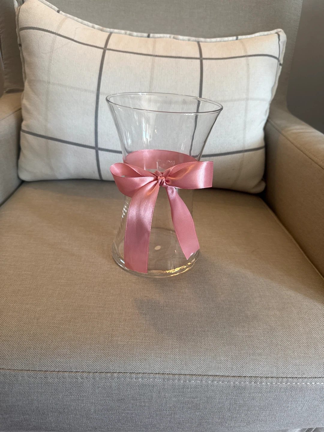 CGlass Vase with Pink Ribbon Accent 🥕