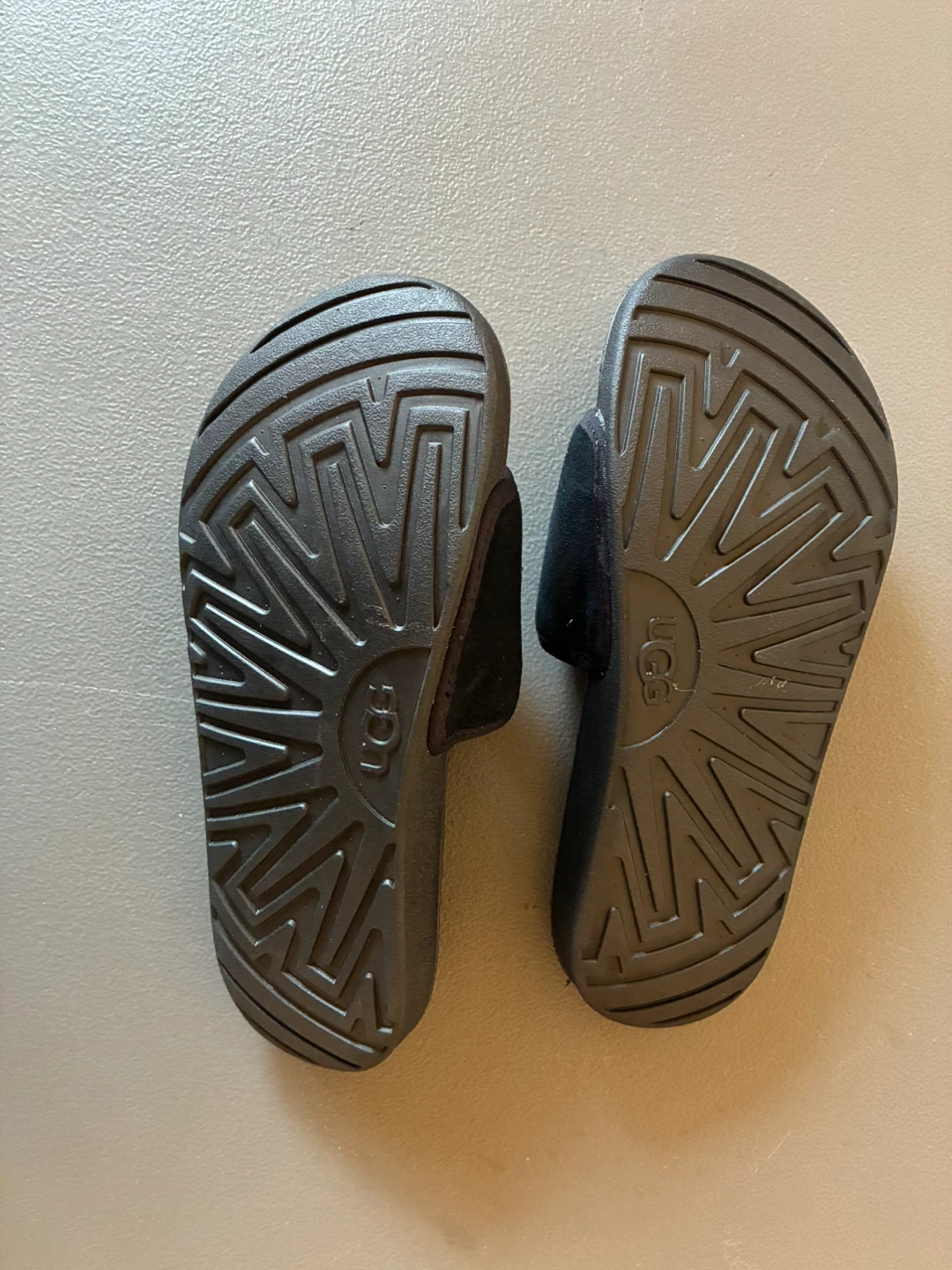 UGG Beach Slide Sandal Black Boy  Size US 2 - photo 3