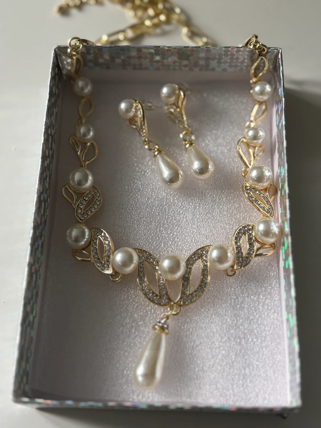 Beautiful Pearl and Rhinestone Necklace and Earring Set