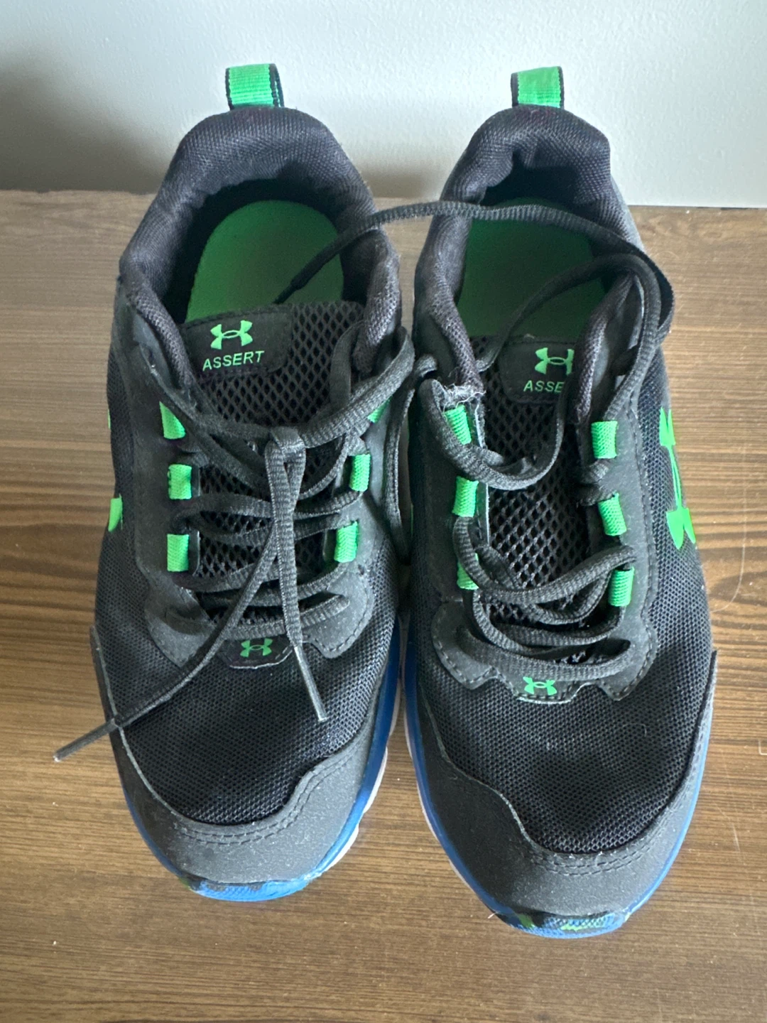 🥕Under Armour Assert Shoes - Black/Green/Blue - Kids Size 5Y