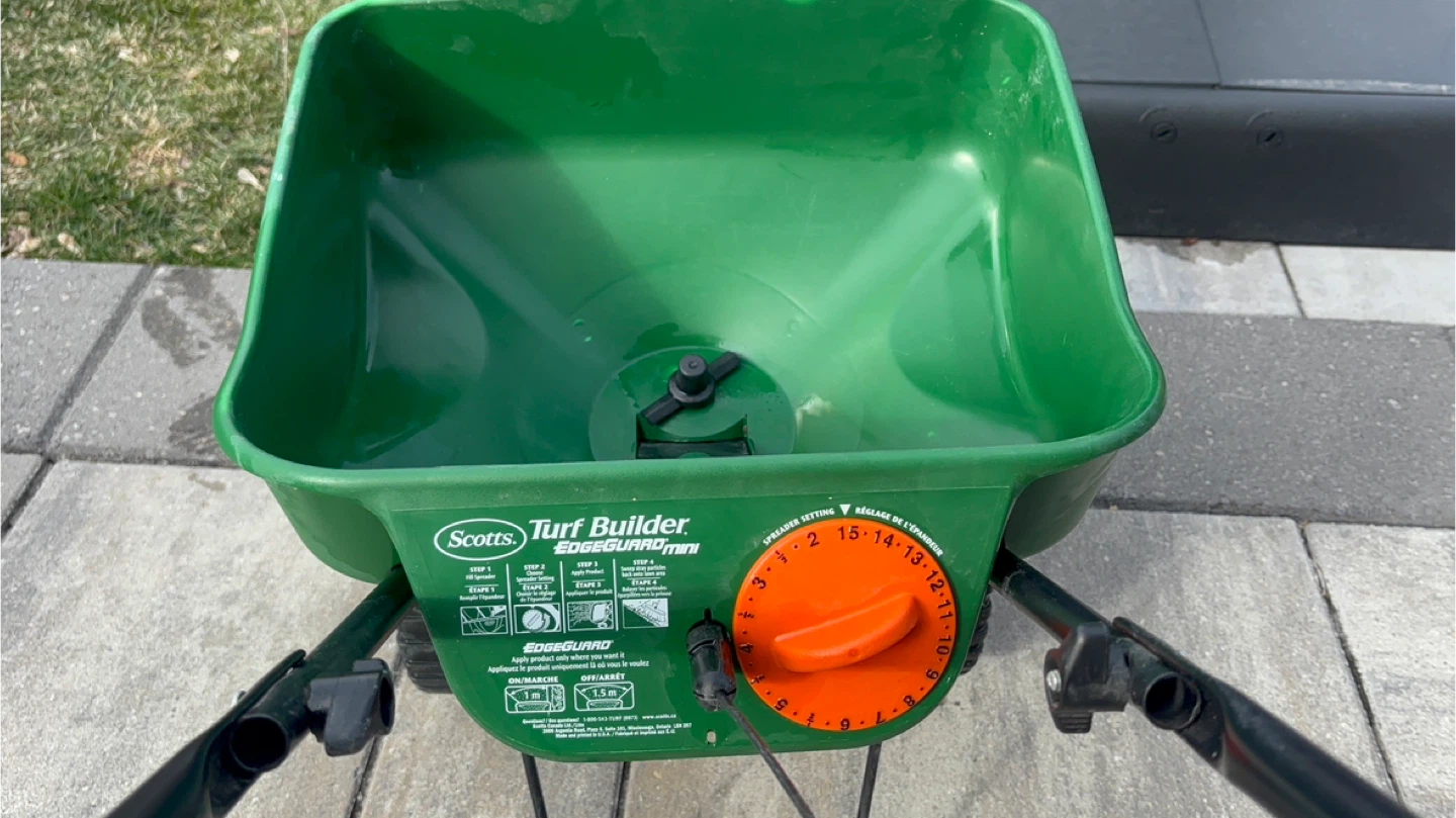 Scotts Turf Builder Edgeguard Mini Spreader