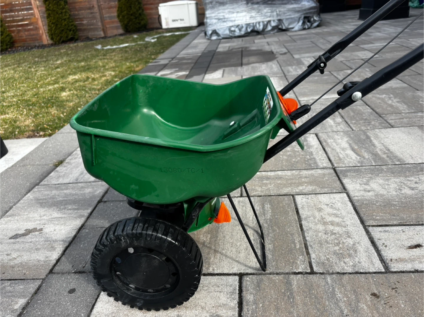 Scotts Turf Builder Edgeguard Mini Spreader - photo 4