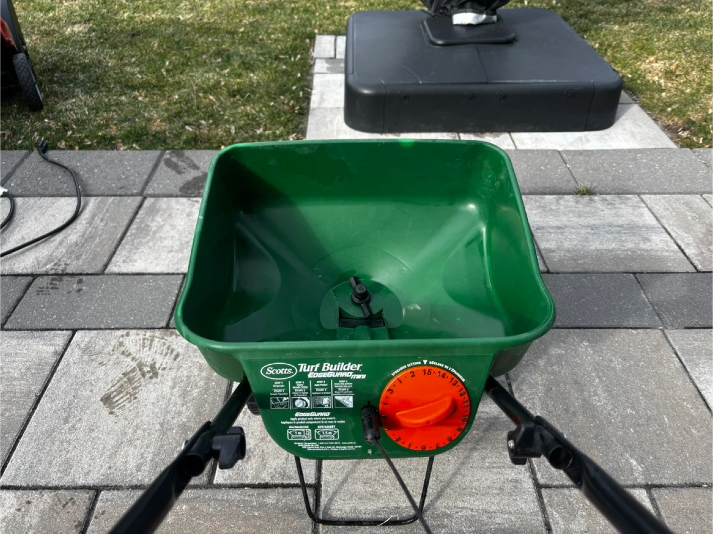 Scotts Turf Builder Edgeguard Mini Spreader - photo 2