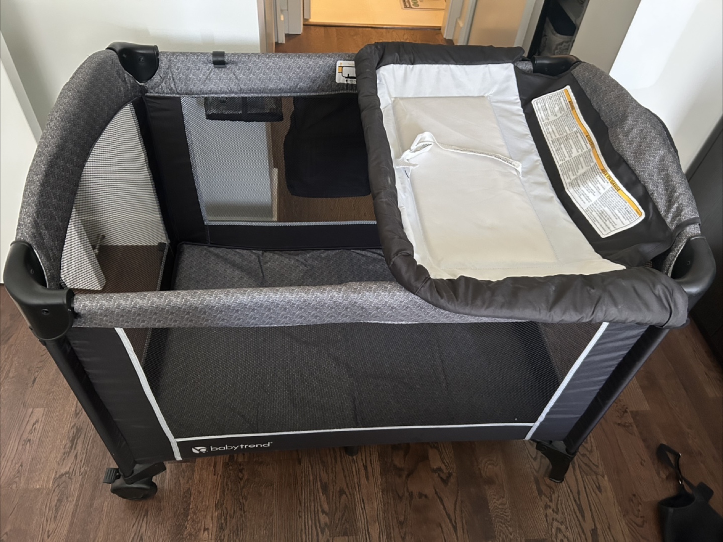 BabyTrend pack and play with changing station - photo 3
