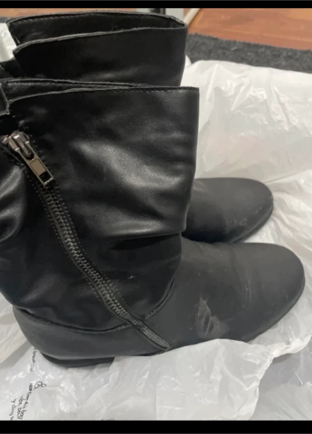 Black slouch boots with side zip 🥕