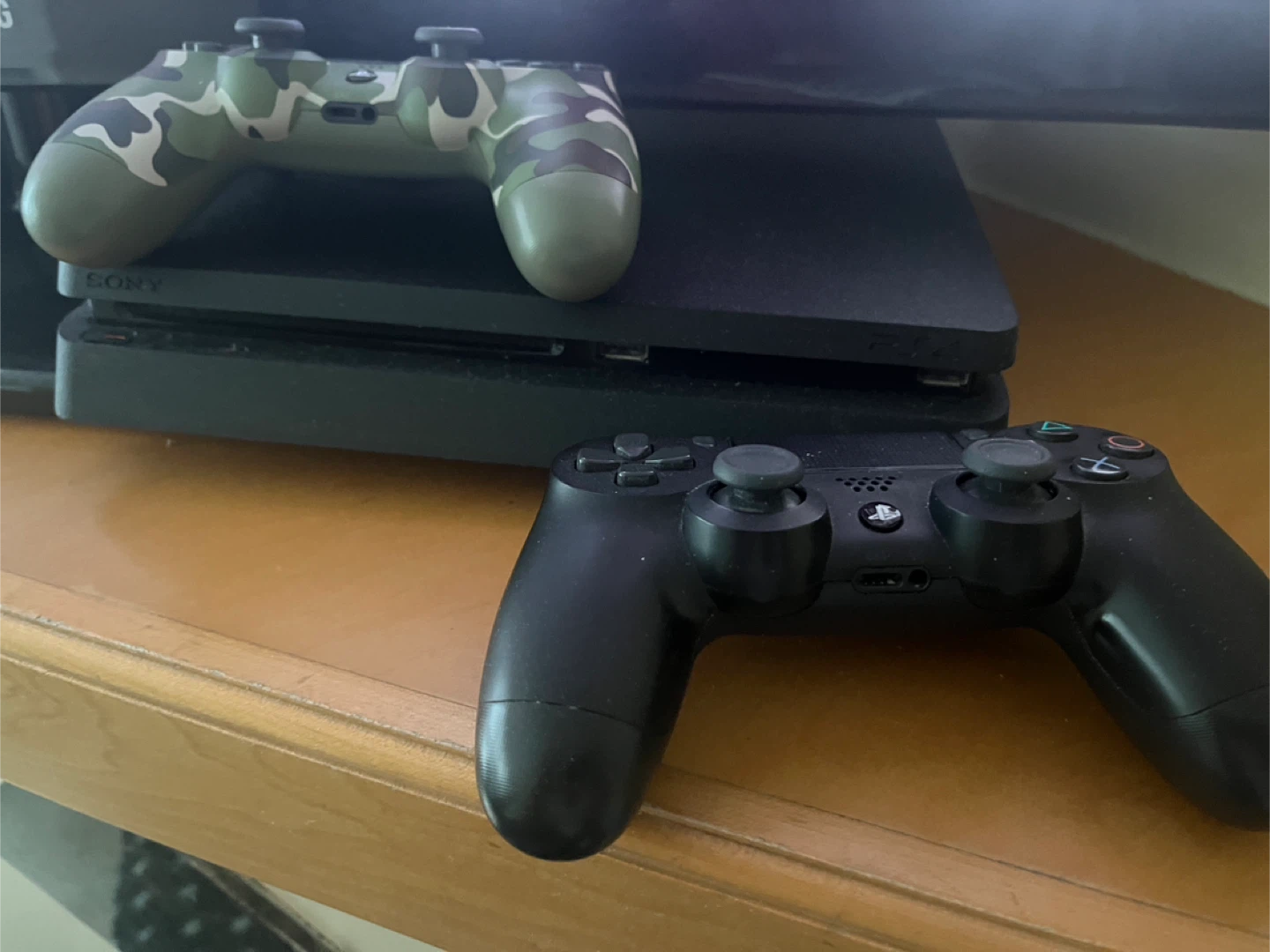PlayStation disc 4 500gb 2 Controllers free games