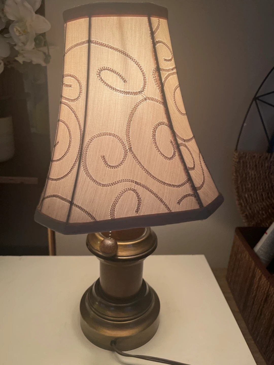 Table Lamp with Wooden Base and Decorative Shade - photo 3