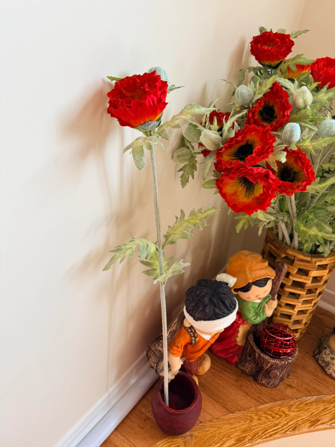 Red flowers deco and wooden vase - photo 2